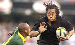 Tana Umaga of New Zealand on the attack