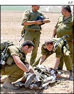 Israeli troops with body of Palestinian militant