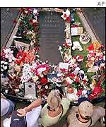 Elvis Presley's grave in Graceland