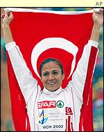 Sureyya Ayhan beat Gabriela Szabo in the 1500m