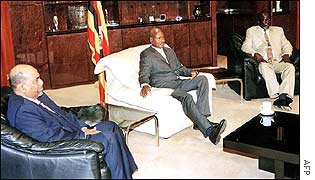 Sudanese President Omar al-Bashir (left), Ugandan President Yoweri Museveni (centre) and SPLA leader John Garang