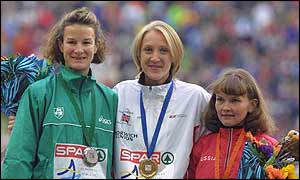 Radcliffe (centre) celebrates gold with O'Sullivan (left) and Biktasheva 