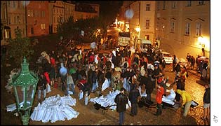 Volunteers help fill sandbags to protect Kampa island