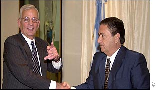 US Treasury Secretary Paul O'Neill shake hands with Argentine President Duhalde