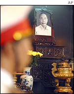 Tran Do's portrait behind an honour guard