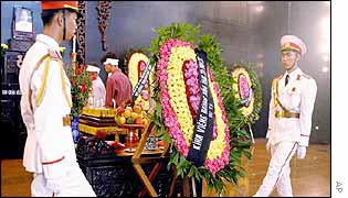 An honour guard by Tran Do's coffin