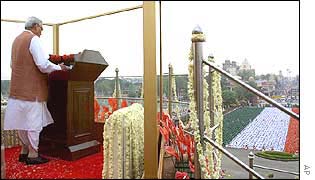 Vajpayee delivers Red Fort address