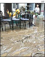 Examining the damage in Grimma