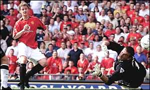 Manchester United striker Ole Gunnar Solskjaer scores the winner