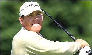 Justin Leonard finishes the day three shots clear on nine under par