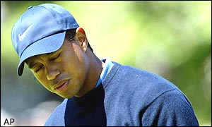 Tigr Woods misses a birdie putt