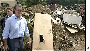 Romano Prodi views damage in Weesenstein, south of Dresden