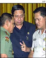 Susilo Bambang Yudhoyono (centre) confers with army and police chiefs