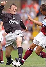 Dietmar Hamann and Lee Hendrie of Aston Villa battle for possession