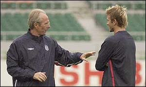 Eriksson talks tactics with Beckham during a World Cup training session
