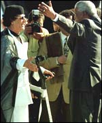 Mandela greets Gaddafi