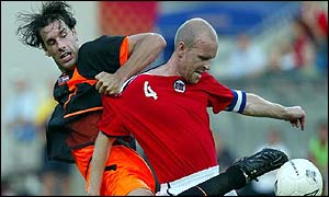 Holland's Ruud van Nistelrooy tussles with Norway's Henning Berg in Oslo