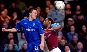 John Terry outjumps Frederic Kanoute