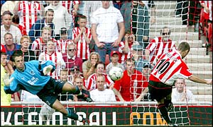 Kevin Campbell scores the only goal as Everton beat Sunderland