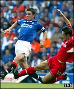 Barry Ferguson dodges a tackle by Derek Young