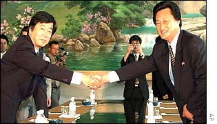 Japans senior Foreign Ministry official Hitoshi Tanaka (left) and his N Korean counterpart Ma Chol Su