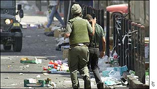 Israeli soldier arrests Palestinian in Ramallah