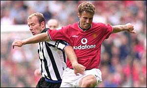 Ronny Johnsen tangles with Newcastle's Alan Shearer.