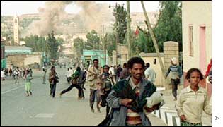 Ethiopians flee an attack in 1998