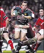 Austin Healey slices through the Munster defence during Leicester's 2002 Heineken trophy victory