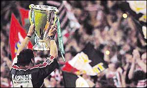 Martin Johnson hoists the Heineken Cup in front of the Leicester fans 