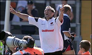 Thomas Castaignede celebrates scoring the first try for Saracens 