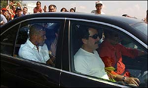 Ronaldo waves to Real madrid fans after arriving in the Spanish capital
