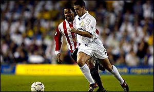 Sunderland's Matthew Piper chases Leeds' Ian Harte