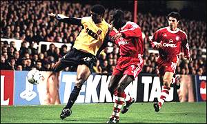 Kuffour marks Arsenal's Nigerian striker Kanu Nwankwo