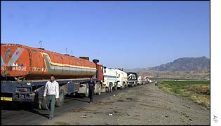 Tanker trucks at the Turkey-Iraq Habur border point, 16 August, 2002