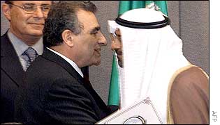 Kuwaiti Minister of State for Foreign Affairs Mohammed Sabah Salem al-Sabah (right) greets Lebanese Foreign Minister Mahmud Hammud 