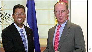 El Salvador President Francisco Flores (left) and Spanish vice premier and Economy Minister Rodrigo Rato