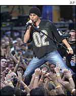 Enrique Iglesias walks through the cloud