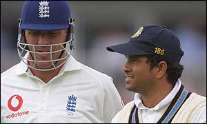 England's Alec Stewart and India's Sachin Tendulkar chat in the field during a rain break