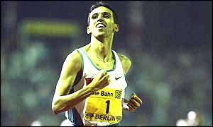 Hicham El Guerrouj wins the 1500m in Berlin