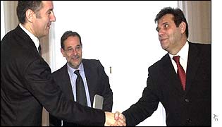 Montenegrin President Milo Djukanovic (left) shakes hands with Yugoslav President Vojislav Kostunica while EU's Foreign Envoy Javier Solana looks on