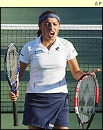 Virginia Ruano Pascual teams up with Suarez in the women's final