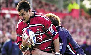 Former Springbok Thinus Delport powers over for his try