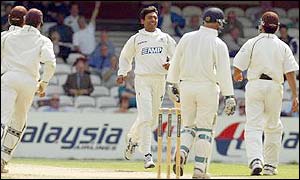 Pakistan off-spinner Saqlain Mushtaq (centre)