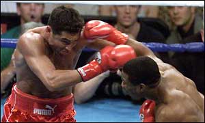 Oscar de la Hoya loses to Sugar Shane Mosley