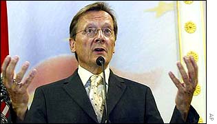 Austrian Chancellor Wolfgang Schuessel makes announcement