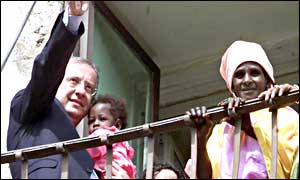 Mayor Veltroni holding Safiya's daughter with Ms Husseini