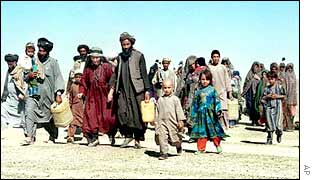 Afghan refugees try to cross into Iran