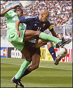 Kanu takes on Argentina's Veron 