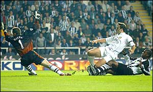 Mark Viduka puts Leeds into the lead after just four minutes, and a stunning Alan Smith strike late on secures victory